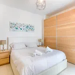 A Beautiful 2br Seafront With Private Terrace By 360 Estates Apartamento