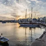 Apartamento A Beautiful 2br Seafront With Private Terrace By 360 Estates