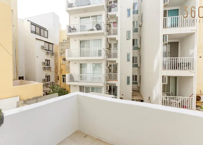 A Beautiful 2br Seafront With Private Terrace By 360 Estates Apartamento